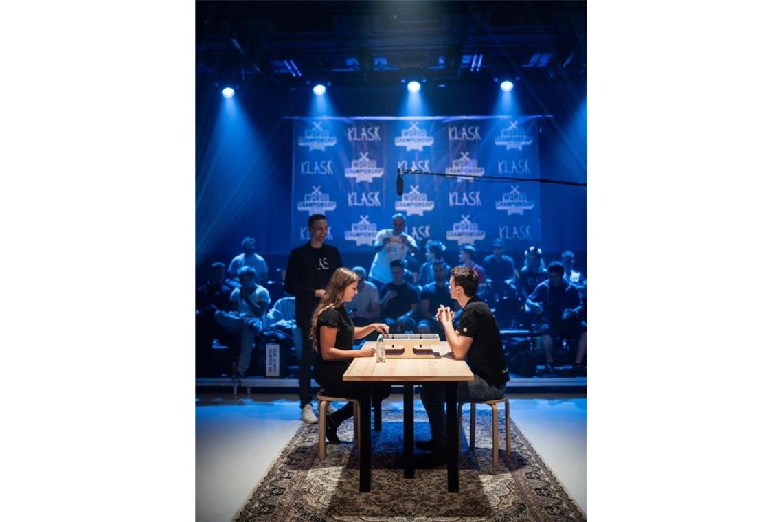 Tore, Tie-Breaks, Touchdowns: Elf Spieletipps für Sport-Fans In die Wohnung passt kein Kickertisch? Dann ist Klask eine gute Alternative: Hier ein Duell bei der WM 2019 in Helsinki. Foto: ./Game Factory/dpa