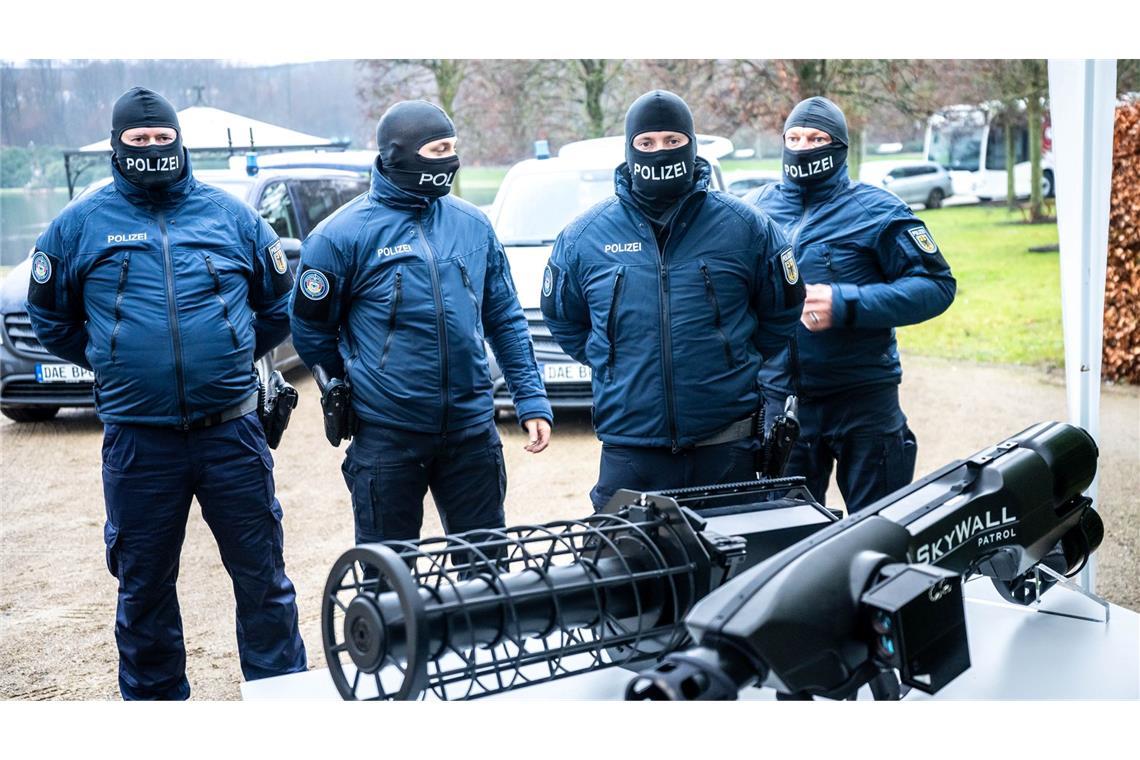 In Dienst gestellt hatte Bundesinnenminister Alexander Dobrindt (CSU) die neue Spezialkräfte-Einheit am Dienstag.