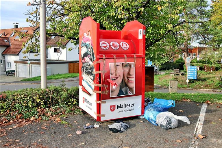 In diesem Altkleidercontainer in Weinstadt-Großheppach kam am Wochenende eine 26-Jährige zu Tode. Die Polizei geht von einem Unfall aus. Foto: 7Aktuell/Kevin Lermer