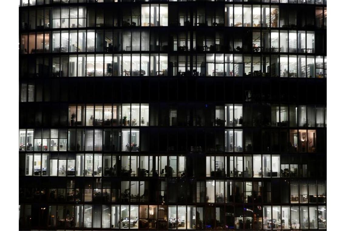Unternehmen sollen Arbeitszeit erfassen In diesem Bürogebäude leisten die Mitarbeiter viele Überstunden: Nach einem EuGH-Urteil sollen Arbeitgeber verpflichtet werden, die gesamte Arbeitszeit ihrer Beschäftigten systematisch zu erfassen. Foto: Martin Gerten/dpa