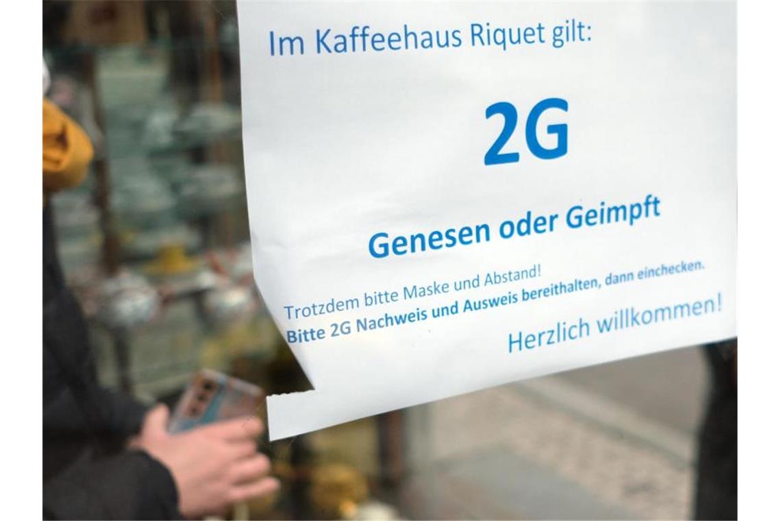 In diesem Café in Leipzig gilt die 2G-Regel. Foto: Sebastian Willnow/dpa