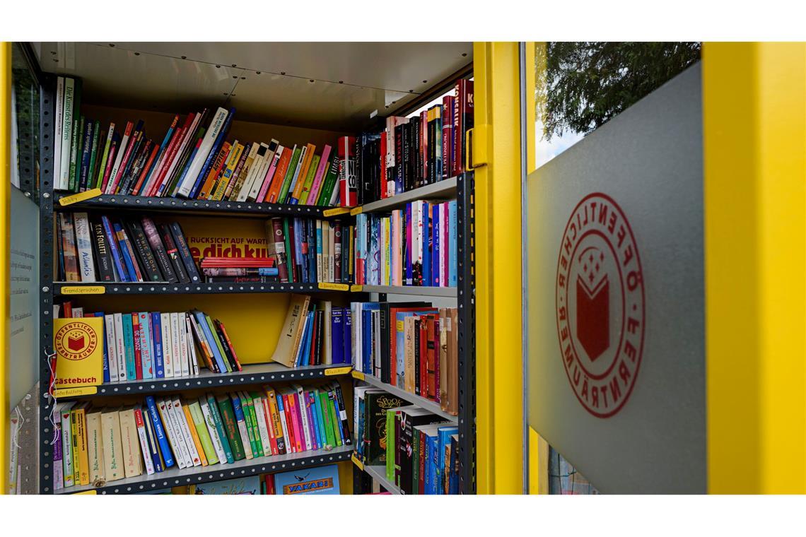 In diesem früheren Telefonhäuschen können Menschen in Dresden Bücher deponieren und mitnehmen. (Archivbild)