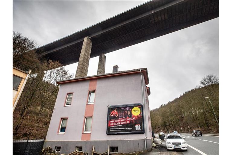 In diesem Haus, das unter der maroden A45-Brücke Rahmede steht, wohnt Ersan Acar seit 2010. Foto: Dieter Menne/dpa