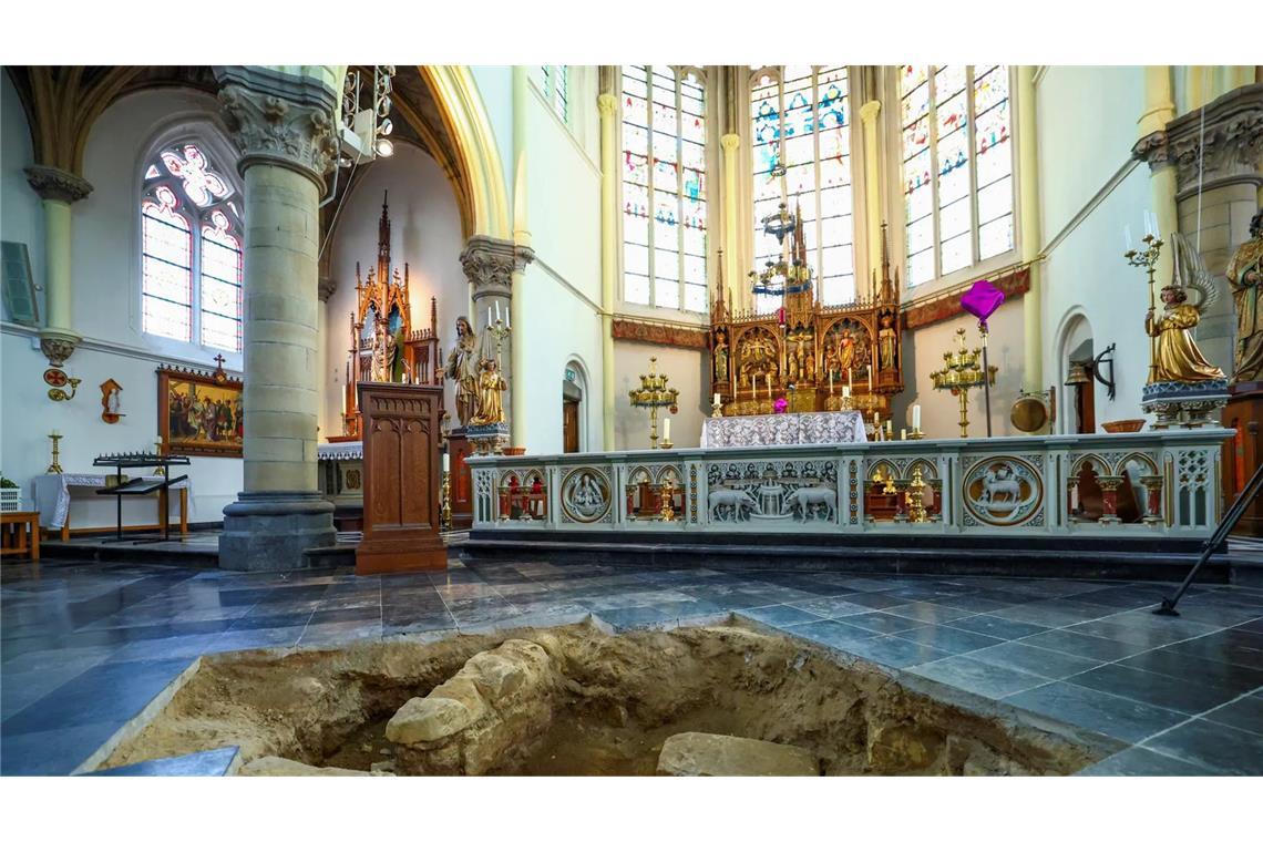 In diesem Hohlraum unter dem Kirchenboden von St. Peter und Paul in der niederländischen Stadt Maastrichtbefand sich das Skelett.