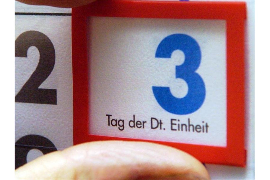 Ausgleich für Feiertage am Wochenende als Corona-Bonus? In diesem Jahr fallen ungewöhnlich viele Feiertage auf ein Wochenende. Unter anderem der Tag der Deutschen Einheit. Foto: Peer Grimm/Zentralbild/dpa