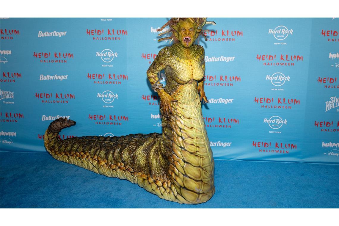 Heidi Klum als monströse Medusa - Tom zu Stein erstarrt