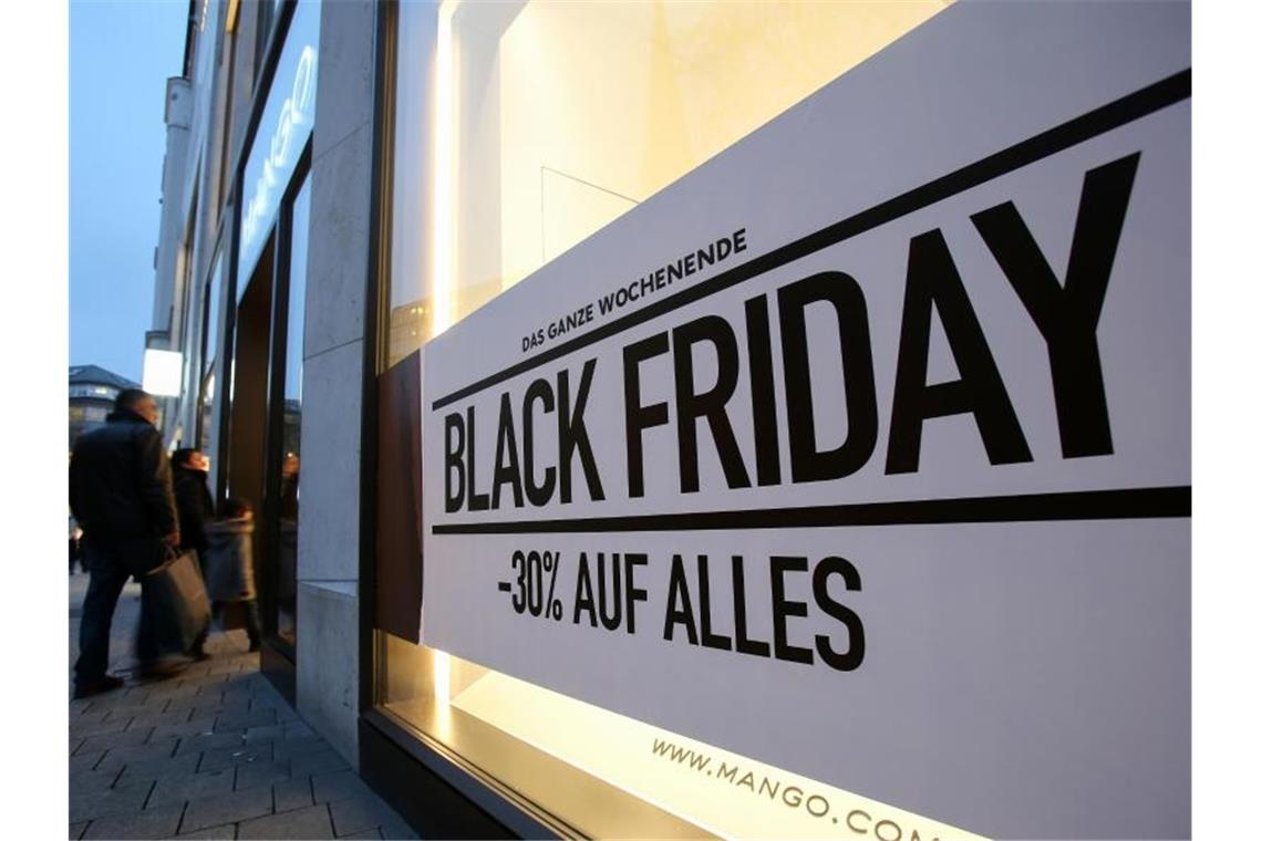 In diesem Jahr plant gerade einmal die Hälfte der Verbraucher, am Black Friday auf Schnäppchenjagd zu gehen. Foto: Bodo Marks/dpa