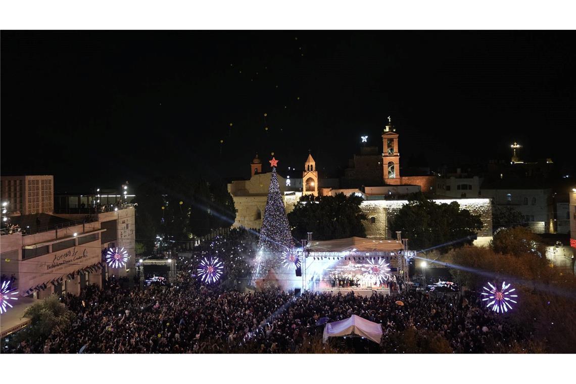 In diesem Jahr steht wieder ein Weihnachtsbaum auf dem Krippenplatz neben der Geburtskirche in der Stadt Bethlehem, die traditionell als Geburtsort von Jesus Christus gilt.