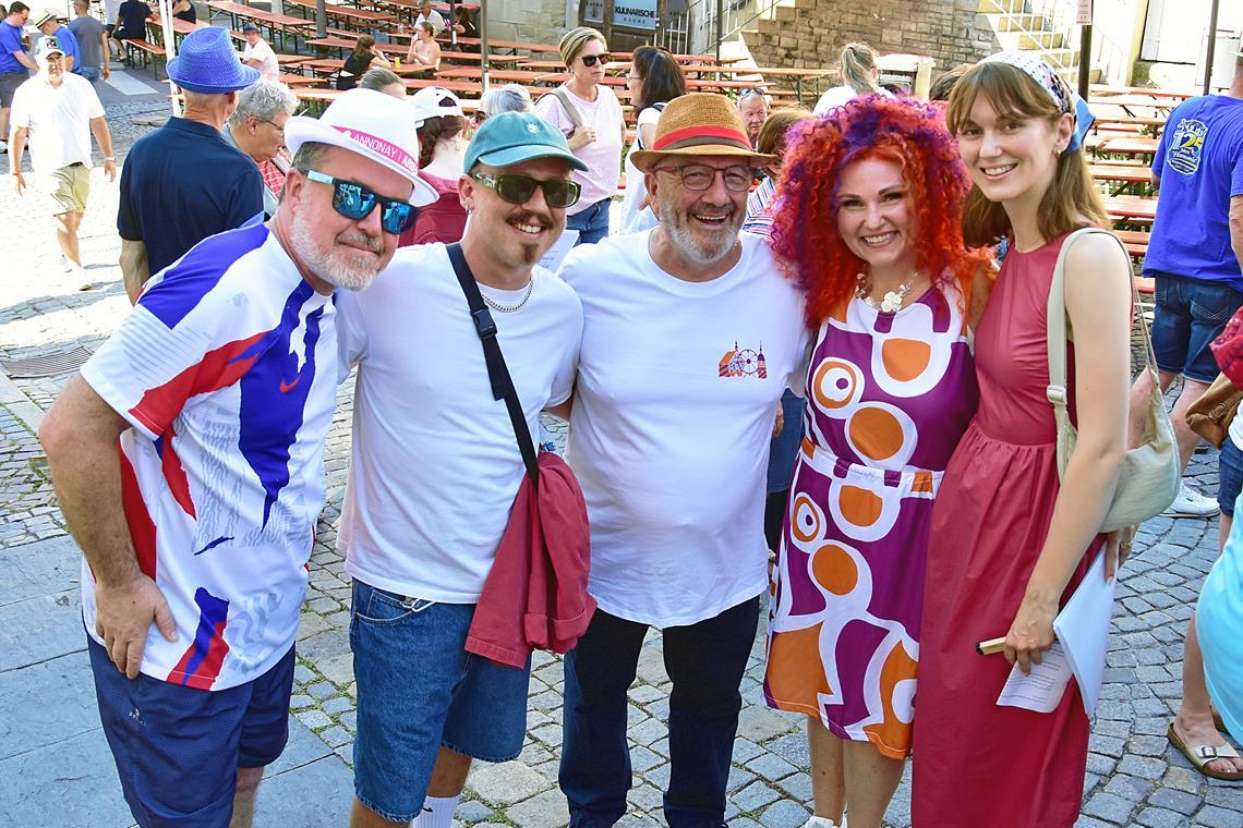 In diesem Jahr trägt die Straßenfest-Frau (hier ein Bild vom Samstagabend) eine Echthaarperücke. Foto: Tobias Sellmaier