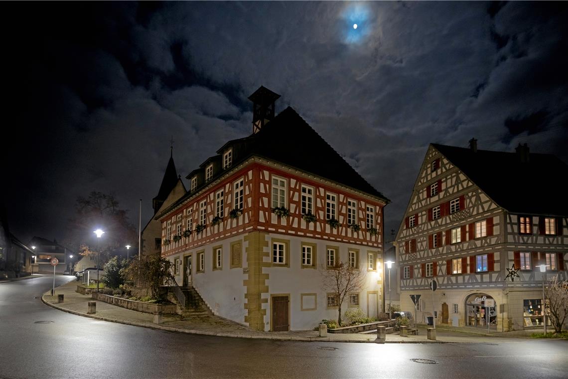 Weihnachtsbeleuchtung auf Sparflamme In diesem Jahr wird die Weihnachtsbeleuchtung in Kirchberg an der Murr erst zum 23. Dezember eingeschaltet. Dadurch will die Gemeinde in diesem Winter Energie sparen. Foto: Alexander Becher