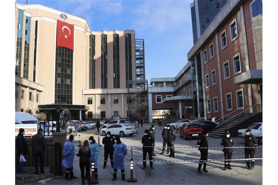 In diesem Krankenhaus in Gaziantep sind neun Corona-Patienten bei einem Feuer ums Leben gekommen. Foto: Kadir Gunes/DHA/AP/dpa