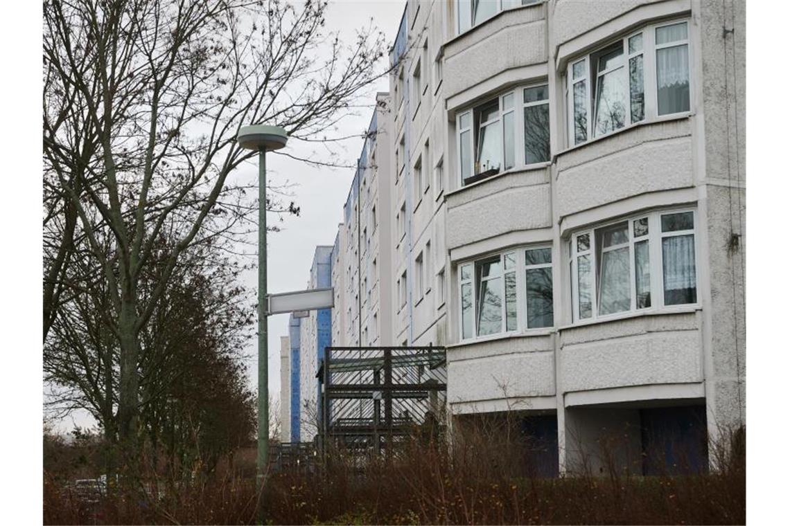 In diesem sechsstöckigen Gebäude in Marzahn-Hellersdorf fand eine Durchsuchung statt. Wegen des Verdachts der Vorbereitung einer schweren staatsgefährdenden Gewalttat gibt es derzeit Razzien in mehreren Bundesländern. Foto: Annette Riedl/dpa