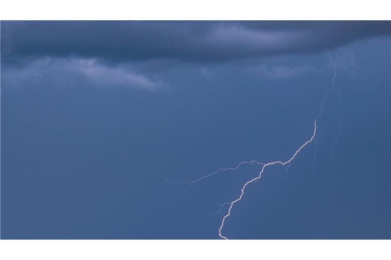 In diesem Sommer sind bislang weniger Blitze bei Gewittern erfasst worden. (Archivbild)