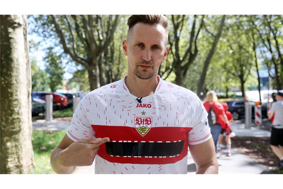 In diesem VfB-Trikot zeigte sich Thomas Melchior vor dem Stadion des KSC – mit Folgen (Archivbild).