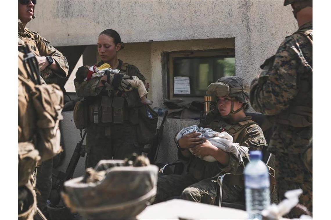 In diesem vom US Marine Corps zur Verfügung gestellten Foto halten Soldatinnen am Flughafen Kabul Babys im Arm. Foto: Sgt. Isaiah Campbell/U.S. Marine Corps/AP/dpa/Archivbild