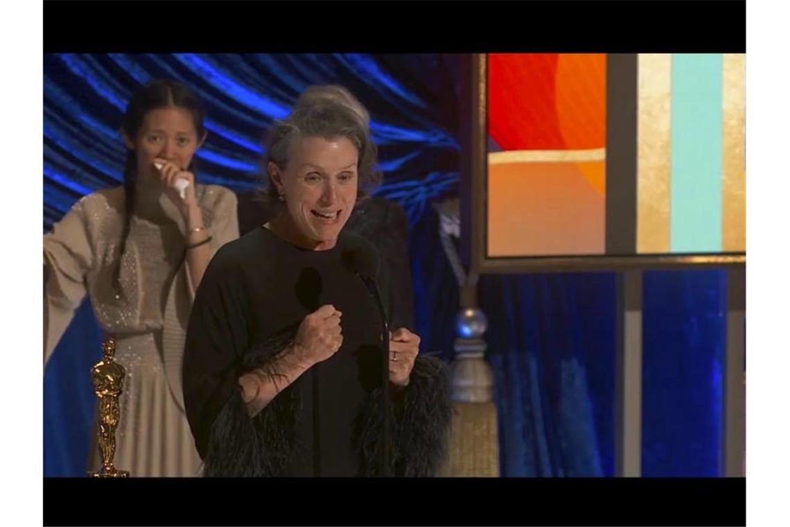 Drei Oscars für Roadmovie „Nomadland“ In diesem von ABC zur Verfügung gestellten Videostandbild nimmt Schauspielerin Frances McDormand den Oscar für den besten Film für „Nomadland“ entgegen. Foto: Uncredited/ABC/AP/dpa