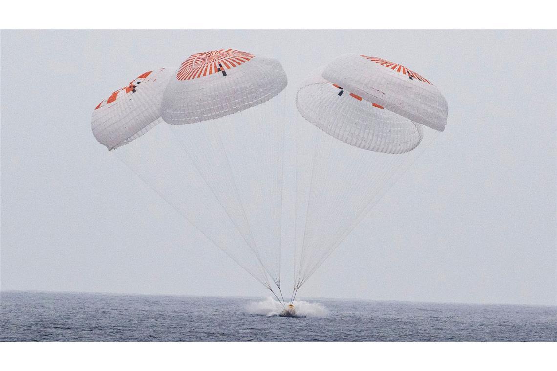 Bilder des Tages In diesem von der Nasa via AP zur Verfügung gestellten Bild gleitet die SpaceX-Kapsel mit vier Astronauten an Bord am Samstag vor der südkalifornischen Küste an Fallschirmen in den Pazifik.