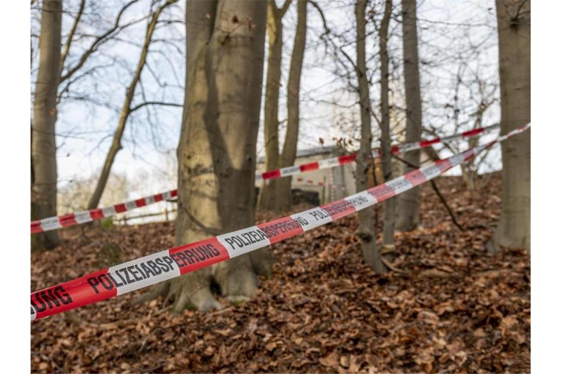 In diesem Wald bei Seevetal in Niedersachsen sind in einem Erddepot möglicherweise Hinterlassenschaften der linksterroristischen RAF gefunden worden. Foto: Axel Heimken/dpa