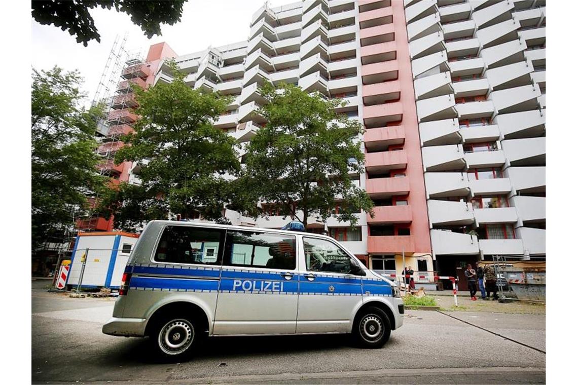 In diesem Wohnhaus in Köln-Chorweiler plante das Paar den Anschlag. Foto: Oliver Berg/dpa