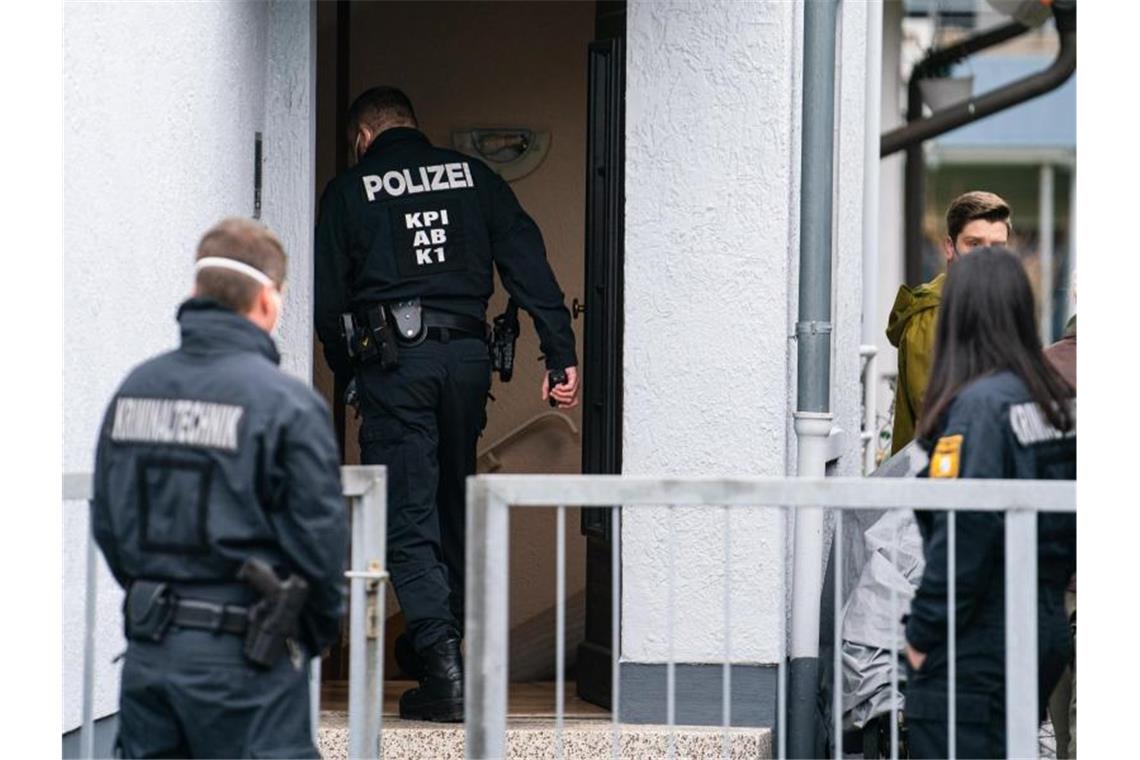In diesem Wohnhaus wurden die toten Kinder entdeckt. Kriminaltechniker der Polizei untersuchen den Fundort. Foto: Nicolas Armer/dpa