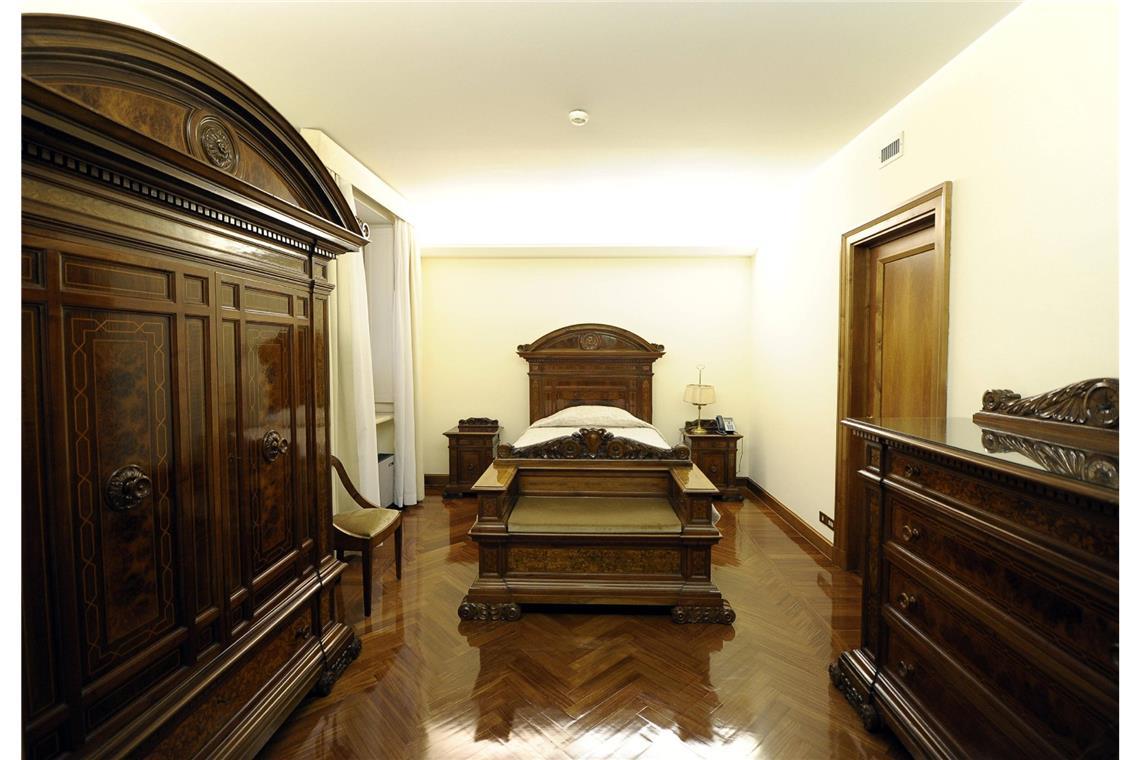Wo schlafen die Kardinäle während des Konklaves? In diesem Zimmer der Santa Marta - Suite 201 - wird während der Konklave niemand schlafen. Es darf erst durch den neuen Papst bezogen werden.