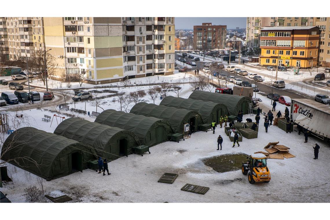 In diesen Zelten sollen sich Kiewer aufwärmen, deren Häuser ohne Heizung sind.