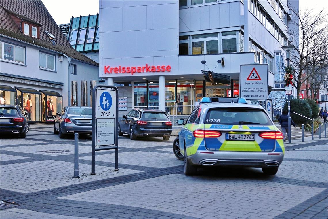 Räuber bedroht Angestellten mit Pistole In dieser Filiale der Kreissparkasse in Backnang gelingt es einem Bankräuber, Geld zu erbeuten und zu entkommen. Die Polizei bittet um Zeugenhinweise. Foto: 7aktuell/agb