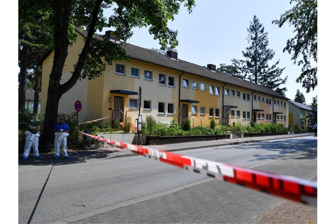 In dieser Häuserzeile in Espelkamp sind nach Angaben der Bielefelder Polizei zwei Menschen erschossen worden. Foto: Lino Mirgeler/dpa