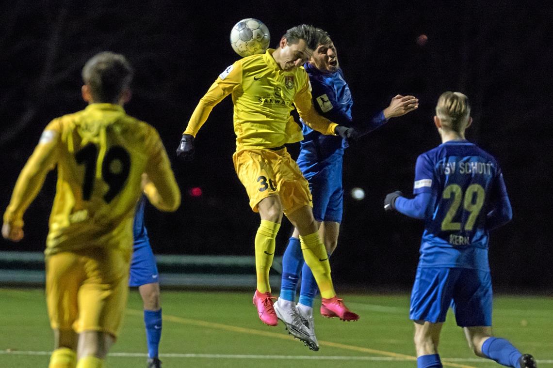 In dieser Situation war Großaspachs Andreas Ivan (links) mit seinem Mainzer Gegenspieler auf Augenhöhe, doch am Ende war die SG Sonnenhof klar obenauf.Foto: Eibner
