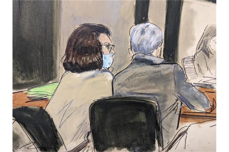 In dieser Skizze des Gerichtssaals spricht Ghislaine Maxwell (l) mit ihrer Hauptverteidigerin Bobbi Sternheim. Foto: Elizabeth Williams/AP/dpa