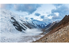 In dieser unwirtlichen Hochgebirgslandschaft des pakistanischen Karakorum-Gebirges ist jede Rettungsaktion selbst gefährlich.