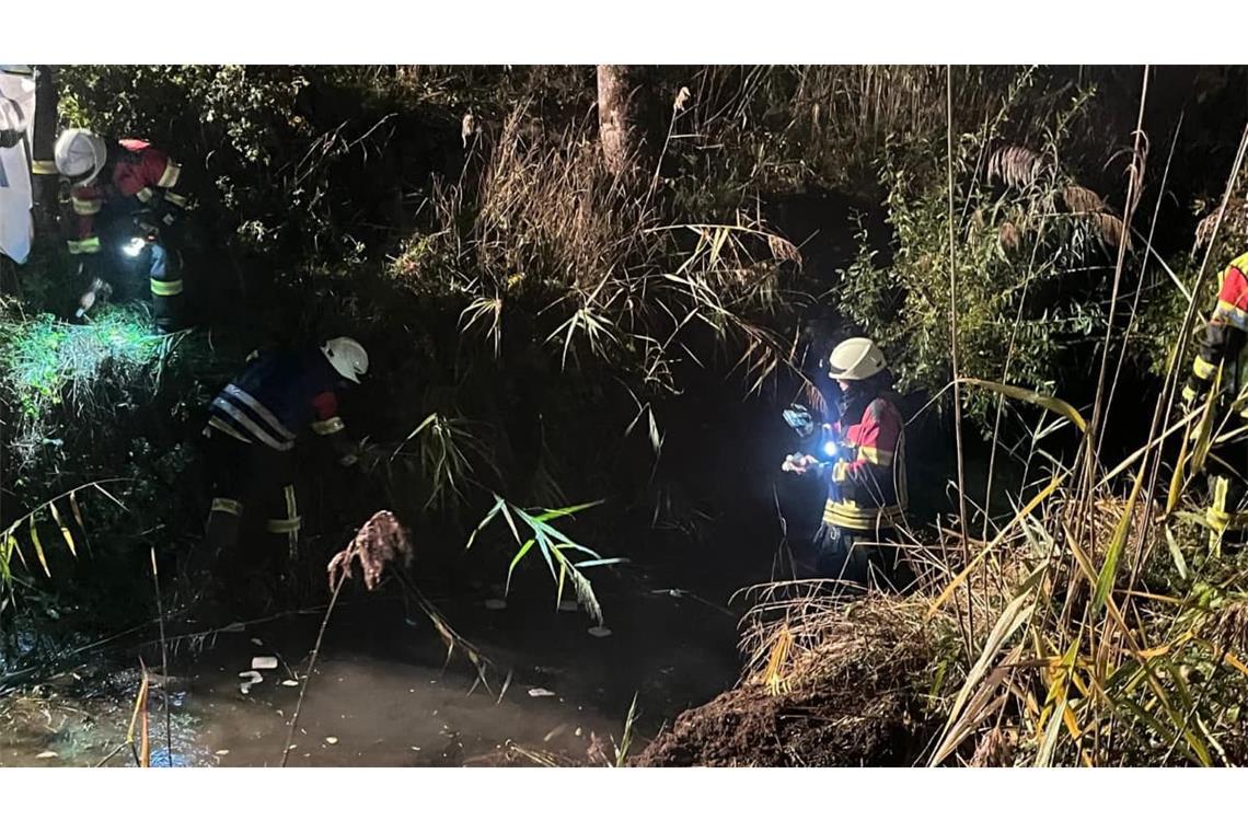 In Dietingen kam ein Autofahrer von der Straße ab und landete im Schwarzenbach. Feuerwehr und Polizei fanden ihn erst nach einer Suche im angrenzenden Wald.