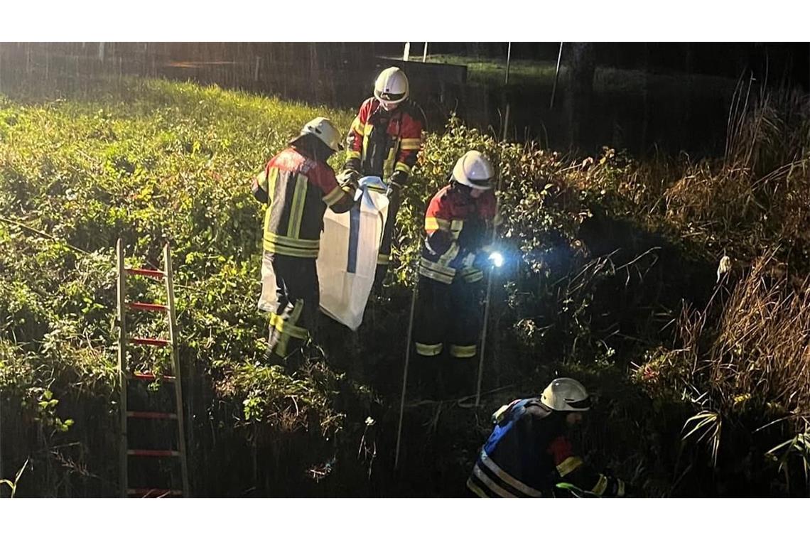 In Dietingen kam ein Autofahrer von der Straße ab und landete im Schwarzenbach. Feuerwehr und Polizei fanden ihn erst nach einer Suche im angrenzenden Wald.