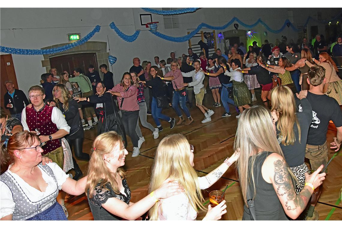 In Dirndl und Lederhose ziehen die Gäste durch die Halle. Zünftige Stimmung auf ...