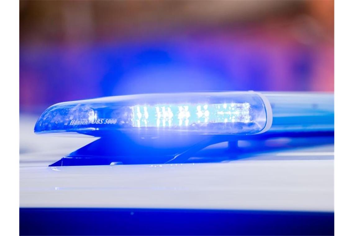 Polizei beendet Party - Gäste kriechen unter Bett In Dortmund löste die Polizei eine Party mit 15 Leuten auf - in Gelsenkirchen ein Grillfest mit gleich 70 Teilnehmern. (Symbolbild). Foto: Christoph Soeder/dpa