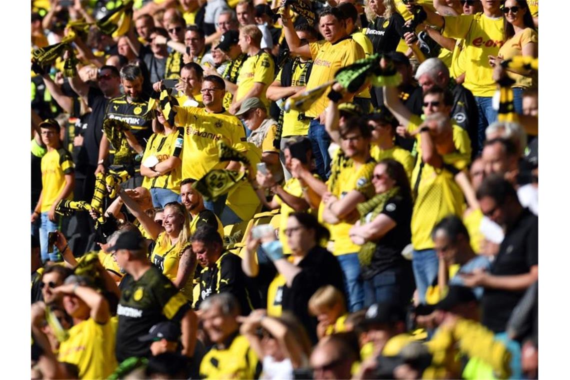 Jubeln wie vor Corona - nur wer darf künftig ins Stadion? In Dortmund sorgten 25.000 Fans für Stimmung. Foto: Marius Becker/dpa