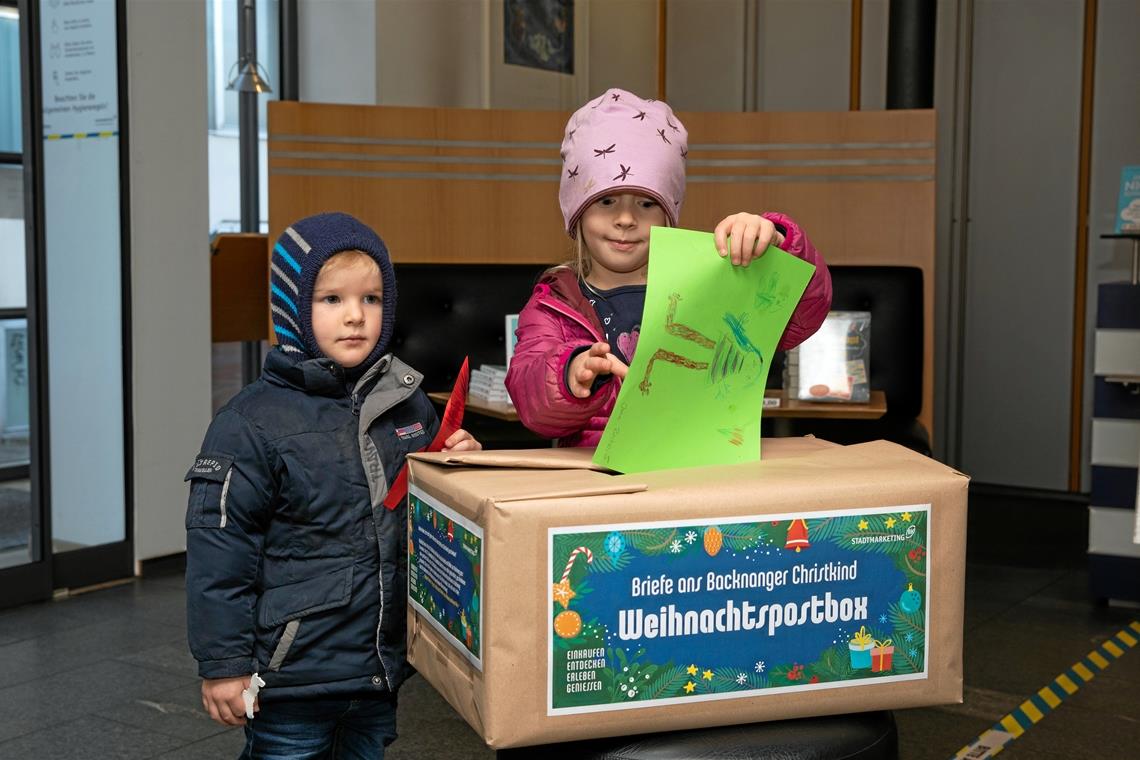 Coronakonforme Aktionen der Händler In drei Boxen können Kinder ihre Briefe an das Christkind werfen. Bis Weihnachten sollen sie auch eine Antwort bekommen. Foto: A. Becher