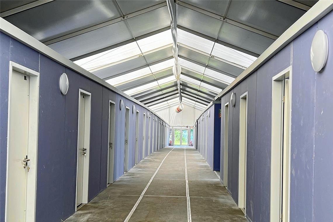 Städte klagen angesichts steigender Flüchtlingszahlen In drei Schlaf- und Wohnzelten am Backnanger Berufsschulzentrum kommen jeweils bis zu 150 Menschen unter.