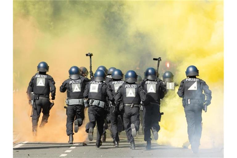 In Dresden kam es zu Ausschreitungen zwischen Dynamo-Fans und der Polizei. Foto: Sebastian Kahnert/dpa