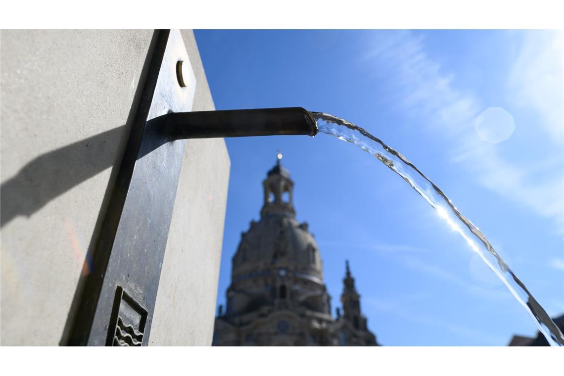 Wie können Städte Hitze trotzen? Diese machen es vor In Dresden spendet ein Trinkwasserbrunnen öffentlich zugängliche Abkühlung.