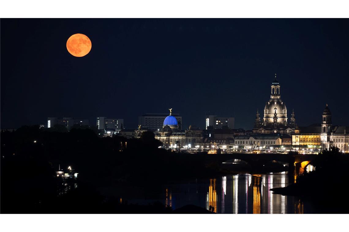 Blassroter Erdbeermond ziert Nachthimmel über Deutschland In Dresden war der Erdbeermond über Altstadt und Elbe zu sehen.