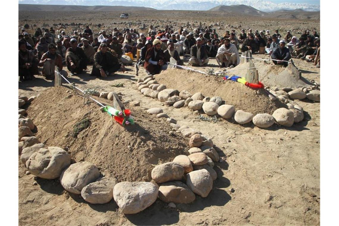 In Dschalalabad werden Dorfbewohner beerdigt, die bei einem US-Dohnenangriff ums Leben kamen. Foto: Saifurahman Safi/XinHua/dpa