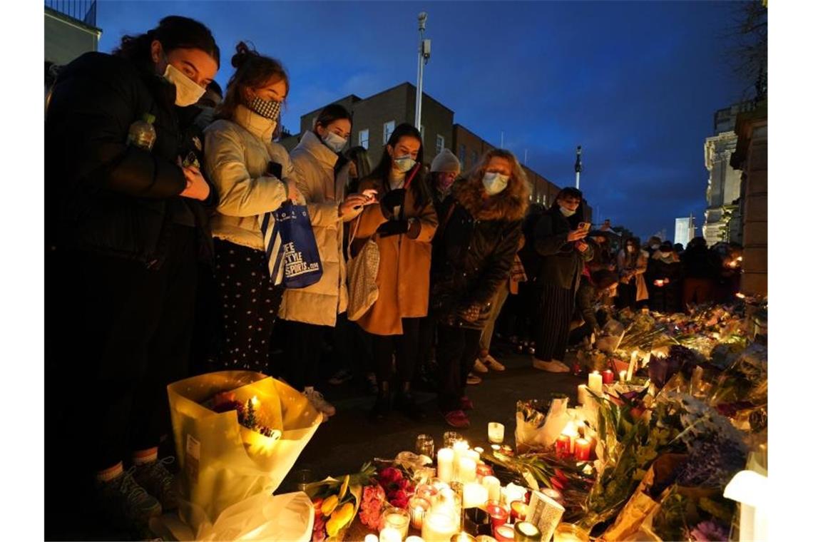 In Dublin gedenken die Menschen der getöteten Lehrerin. Foto: Brian Lawless/PA Wire/dpa