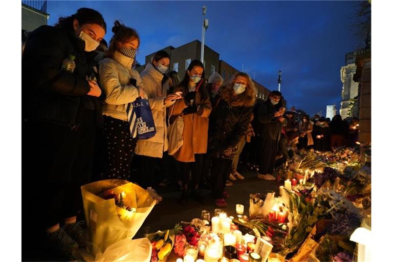 In Dublin gedenken die Menschen der getöteten Lehrerin. Foto: Brian Lawless/PA Wire/dpa