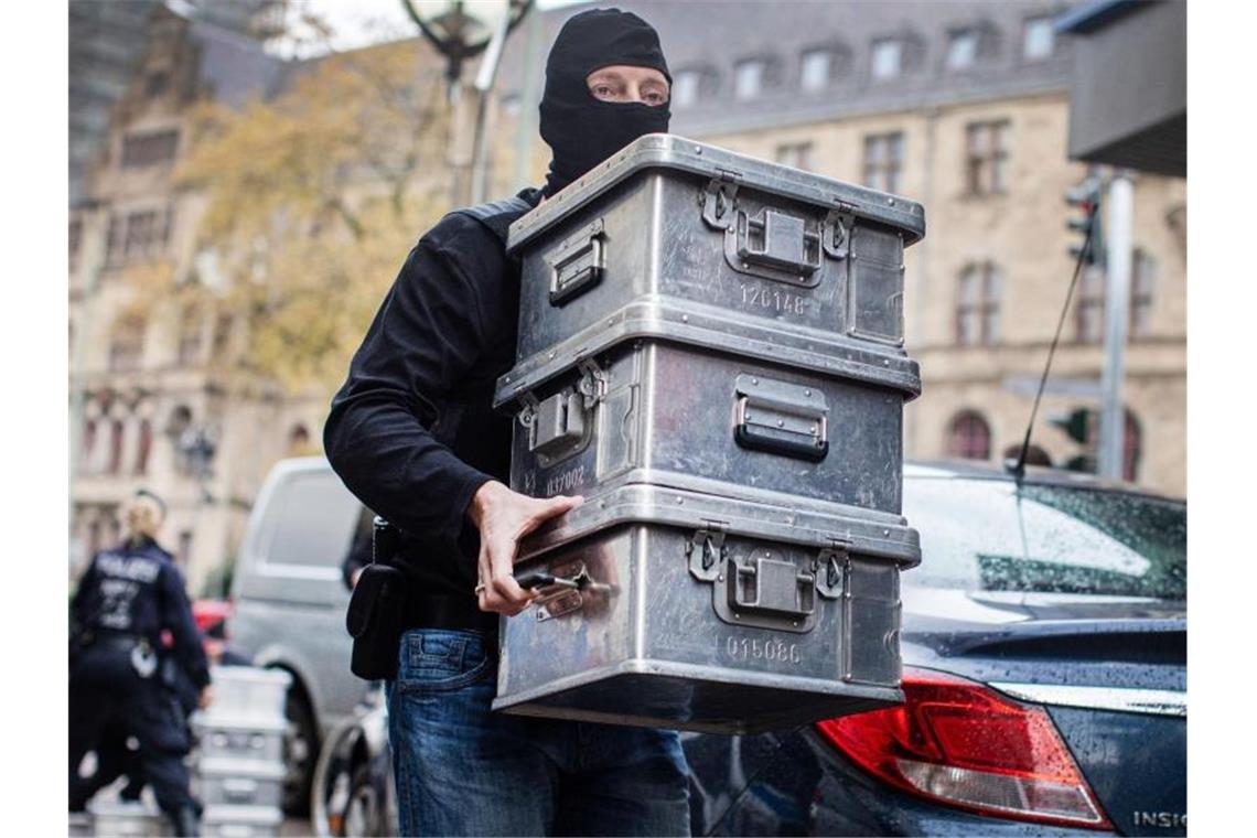 „Hawala-Banking“: Dutzende Tatverdächtige im Visier In Düsseldorf gingen das Landeskriminalamt Nordrhein-Westfalen und die Staatsanwaltschaft Düsseldorf gegen eine „international agierende kriminelle Vereinigung“ vor. Foto: Christoph Reichwein/dpa