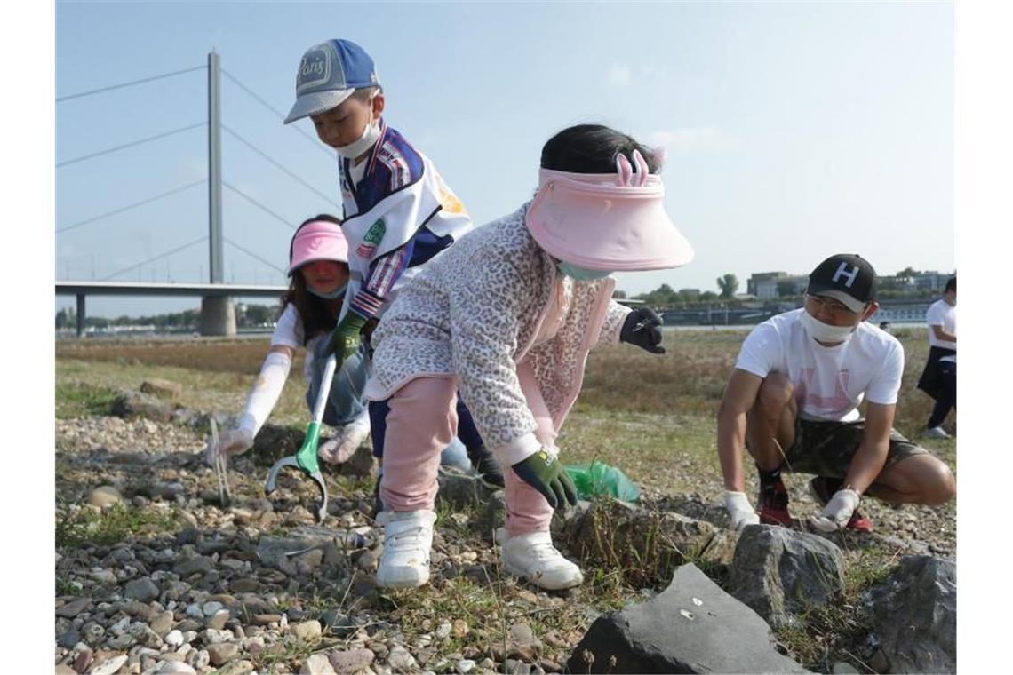 35.000 Helfer sammeln tonnenweise Müll von Flussufern In Düsseldorf machen auch die Jüngsten mit. Foto: David Young/dpa