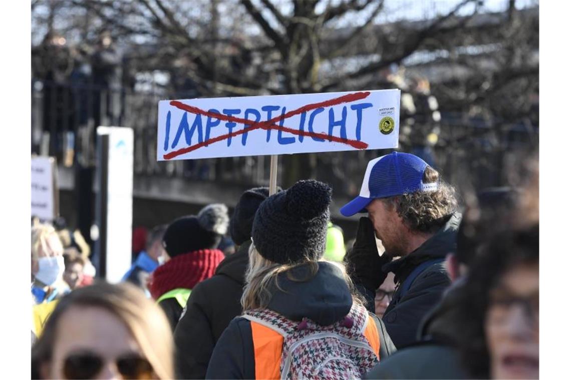 Wieder Demos gegen Corona-Politik in ganz Deutschland In Düsseldorf Tausende Menschen zusammen um gegen die Corona-Maßnahmen zu protestieren. Sie trafen sich am Rheinufer zu einem Zug durch die Innenstadt. Foto: Roberto Pfeil/dpa
