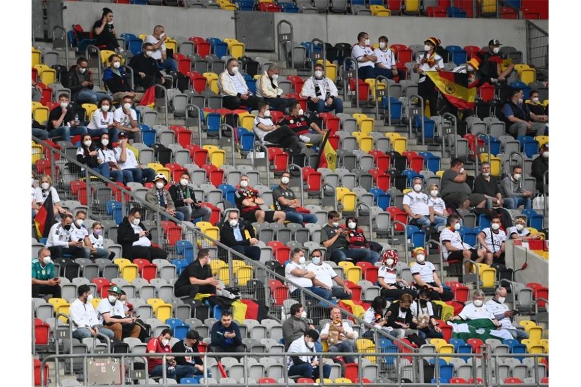 „Viele gute Dinge gemacht“: Offensive DFB-Elf weckt EM-Lust In Düsseldorf waren auch Fans des DFB-Teams dabei. Foto: Federico Gambarini/dpa