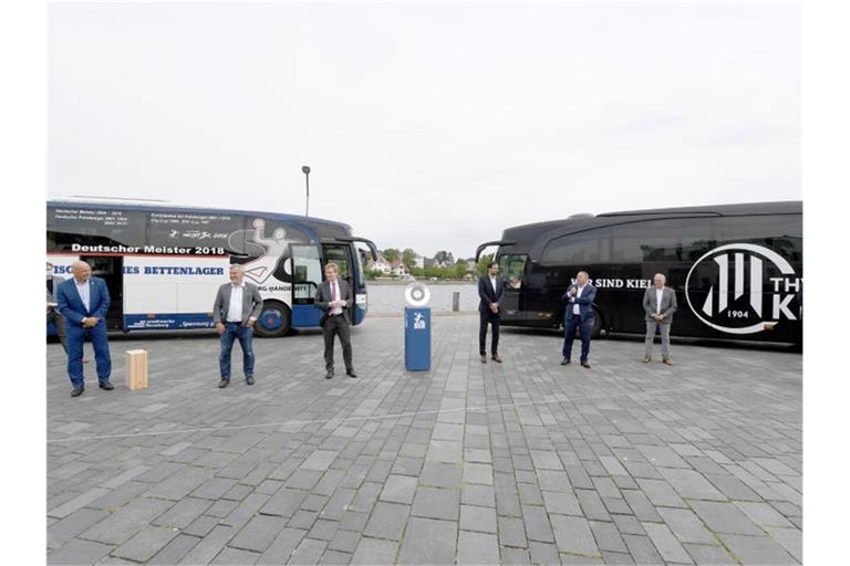 In Eckernförde wurde die Meisterschale vom Vorjahresmeister SG Flensburg-Handewitt einer Delegation des THW Kiel übergeben. Foto: Carsten Rehder/dpa