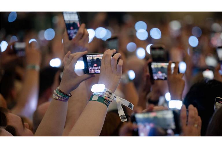 In ein Meer aus Smartphone-Bildschirmen zu schauen, findet nicht jeder Künstler gut. (Symbolbild)